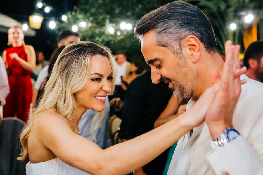 newlyweds-dancing